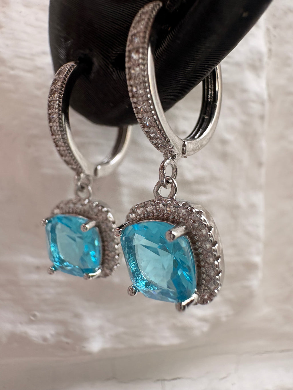 Ohrringe mit blauen Zirkonia Stein