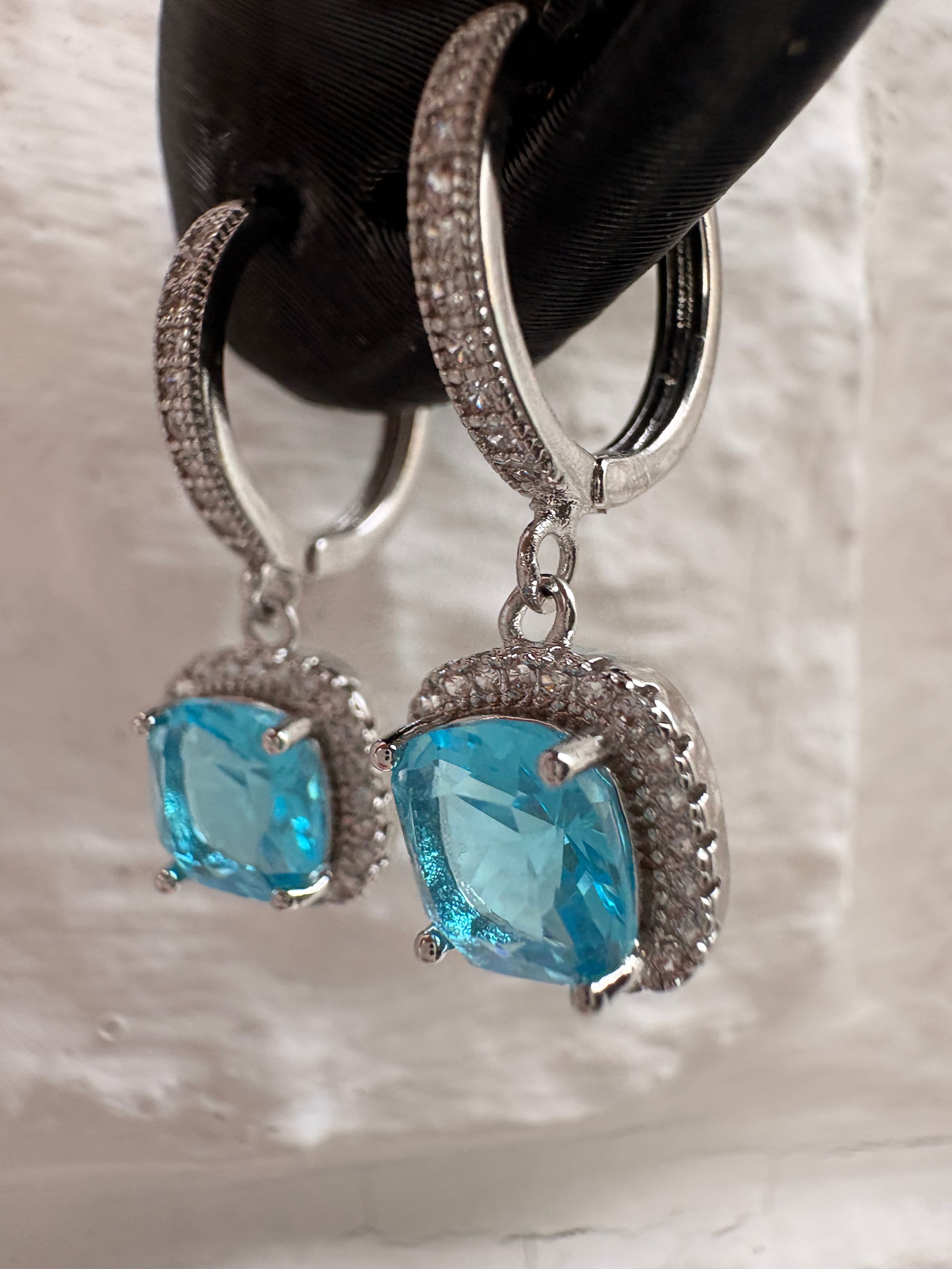 Ohrringe mit blauen Zirkonia Stein