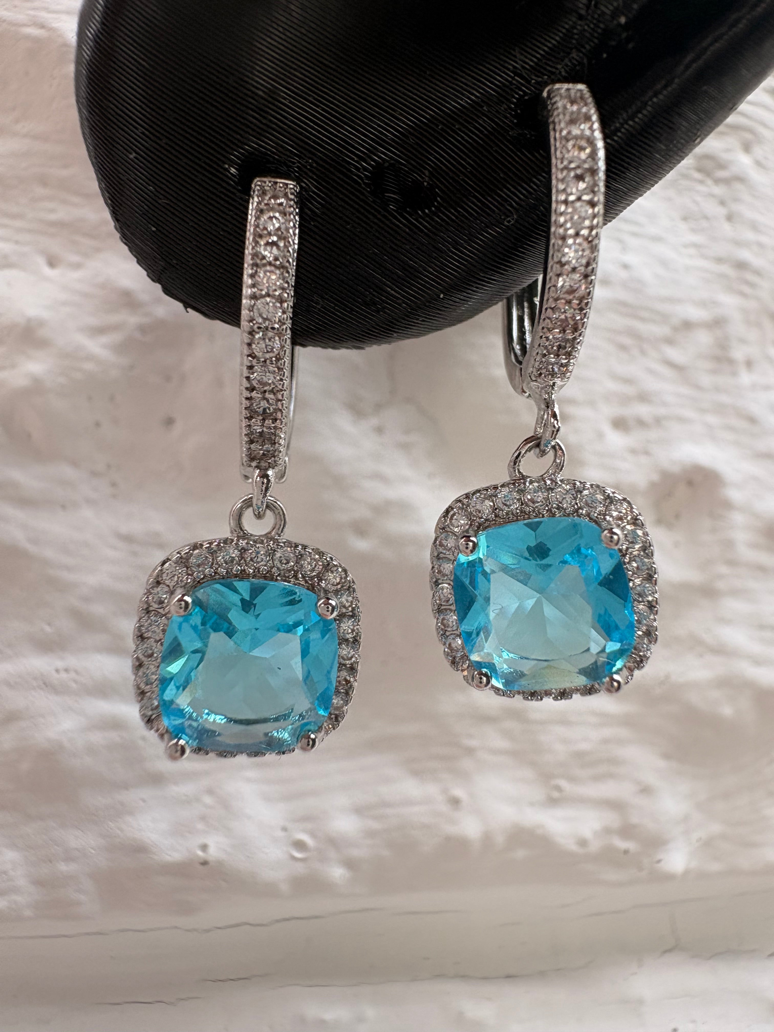 Ohrringe mit blauen Zirkonia Stein